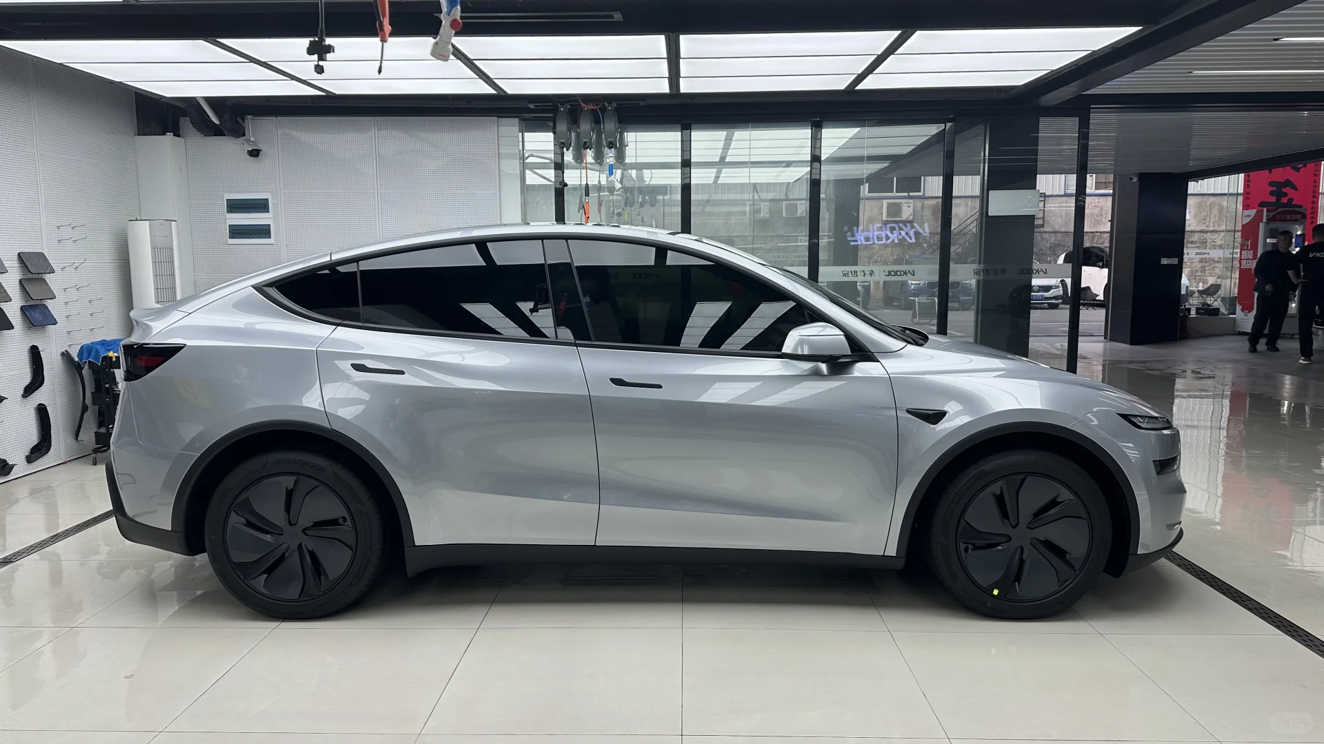 ELOV PPF-CP006 Metallic GT Silver color PPF application on car - image 4