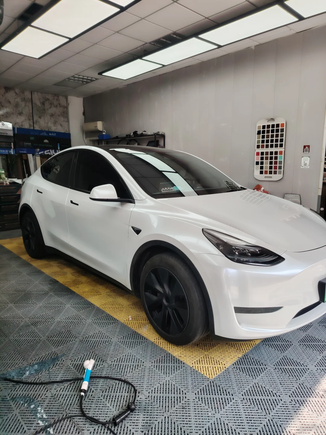 ELOV PPF-CP090 Repair Pearl White color PPF application on car - image 2